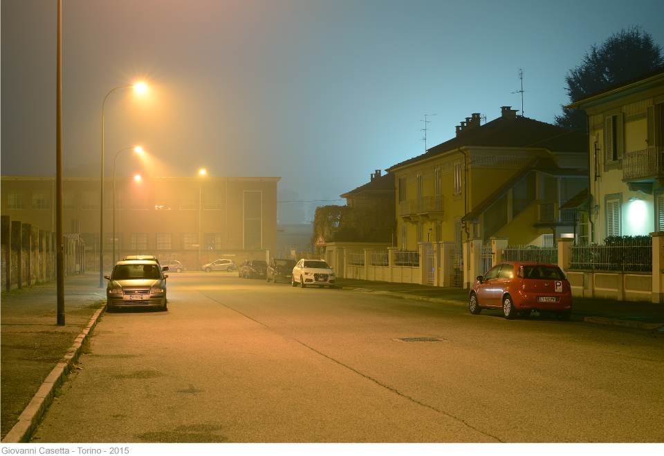 Torino, notte, via Carlo del Prete, nebbia