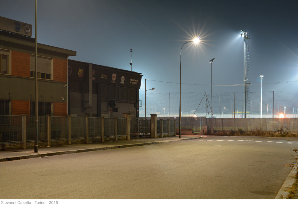 Torino, notte, via De Gubernatis, strada vuota, campo sportivo illuminato