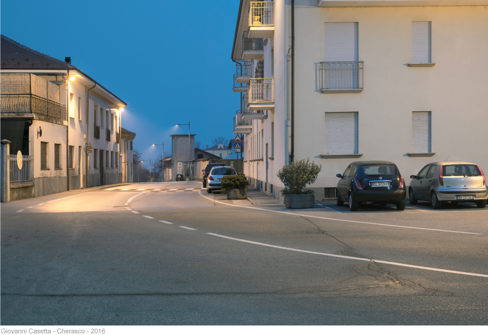 Bra, notte, strada, fari delle auto, distributore benzina, sullo sfondo il Monviso