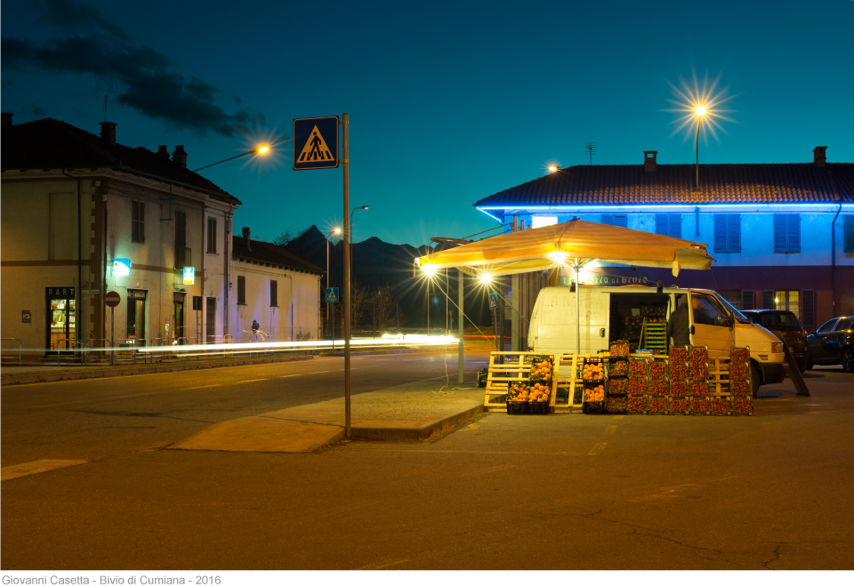 Bivio di Cumiana, notte, incrocio e venditore ambulante frutta