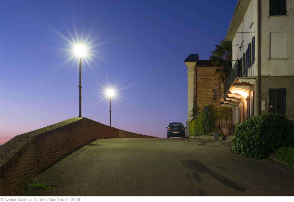 Altavilla Monferrato, notte, strada vuota, lampioni, tramonto