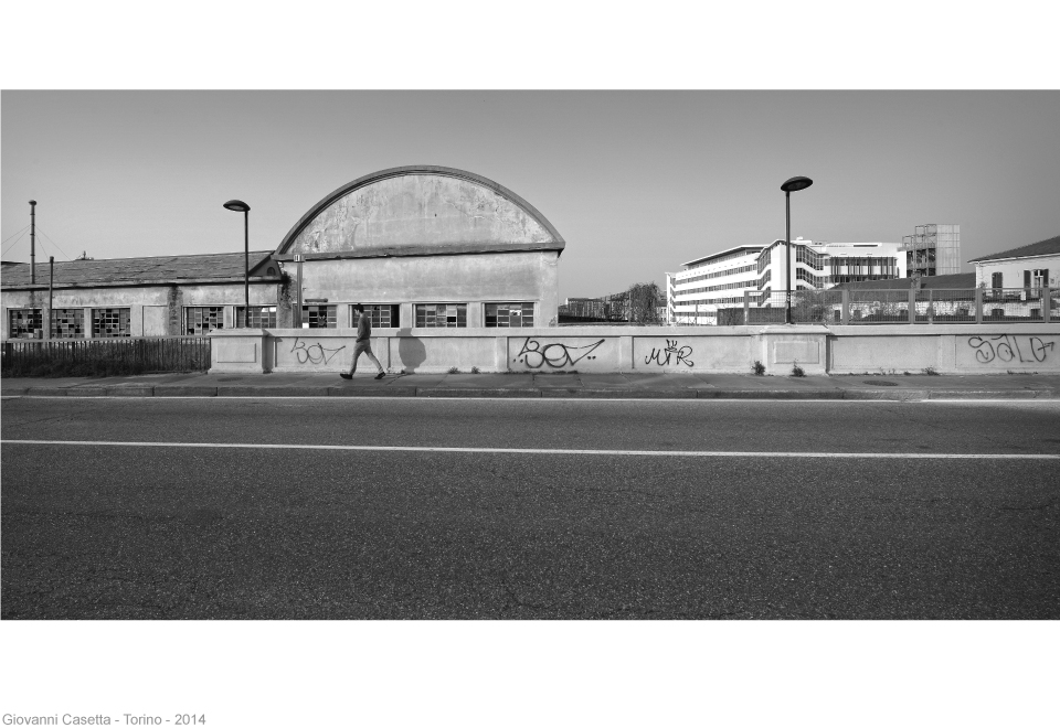 Corso Dante Torino, capannone industriale delle ferrovie, passante sul marciapiede